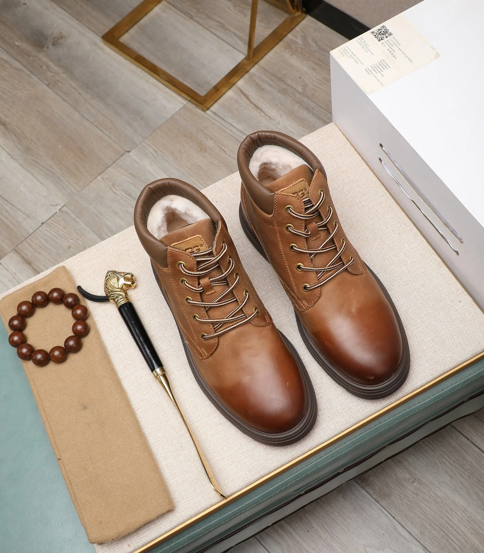Men's men's shoes💰640 UGG (100% genuine wool lining, 10% off for fake ones) Please pay attention to the quality of the original order and compare the thickness of the wool🏮🏮Hot-selling UGG from Australia's warm luxury brand men's shoes, the official website is synchronized, Beckham men's style..., made of imported top-layer waxed cowhide, waxed toe cap, Australian real wool velvet lining Carefully sewn...Imported rubber Martin boots outsole (comfortable, soft and wear-resistant). I really like the quality..Exquisite workmanship. You can't put it down at first sight. Size 39-44